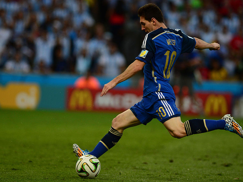 Lionel Messi pregatindu-se de golul decisiv in echipament adidas